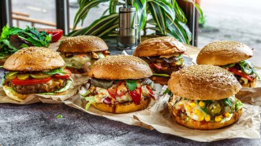 Biftek Yumurtası ve Pastırma Burger Restoranda servis edildi. Amerikan fast food. Tahta Masada Lezzetli Gurme. Tahta tabakta sığır burger.