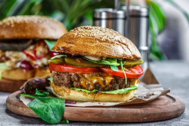 Biftek Yumurtası ve Pastırma Burger Restoranda servis edildi. Amerikan fast food. Tahta Masada Lezzetli Gurme. Tahta tabakta sığır burger.