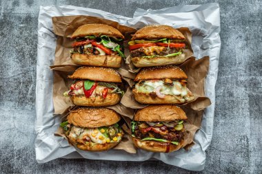 Biftek Yumurtası ve Pastırma Burger Restoranda servis edildi. Amerikan fast food. Tahta Masada Lezzetli Gurme. Tahta tabakta sığır burger.