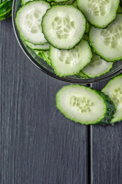 Gurken Auf Dunklem Holzgrund Gurken Ernten Sommer Gurken Für Salate — Stockfoto