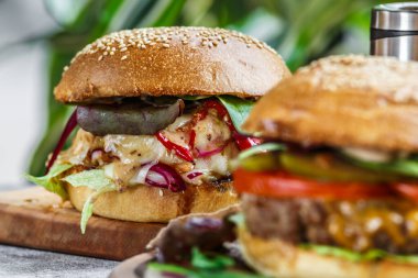 Biftek Yumurtası ve Pastırma Burger Restoranda servis edildi. Amerikan fast food. Tahta Masada Lezzetli Gurme. Tahta tabakta sığır burger.