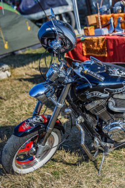 Motosikletin krom gidonu. Seyahat ve özgürlük, açık hava aktiviteleri. Arka planda motosiklet gidonu görüntüsü bulanıklaştı, doğada hız ve seyahat kavramı