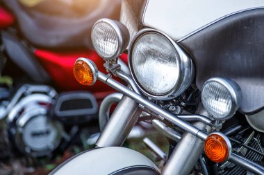 Turist motosikletinin farları. Parlak krom motosiklet farları. Yakın plan. Gün ışığı