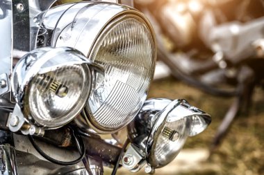 Turist motosikletinin farları. Parlak krom motosiklet farları. Yakın plan. Gün ışığı