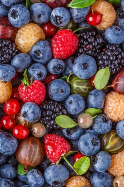 Olgun tatlı böğürtlene su damlıyor. Vejetaryen ve vejetaryen konsepti. Yaban mersinli böğürtlen. Suda kızılcık. Sulu parlak kiraz ve suda tatlı kiraz.,