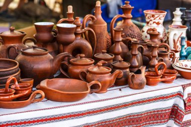 Ukraynalı çanak çömlek. Ukrayna köyünde Oposhnya, Ukraynalı Merkezi seramik üretim Seramik Müzesi. Farklı seramik ürünleri: kase, sürahi, müze levha.