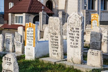 Ukrayna. Medzhibozh. 18 Temmuz 2021 Yahudi mezarlığı. Hasidik Yahudiler. Ruhani lider Baal Şem Tov 'un mezarı, Haham İsrail Ben Eliezer.