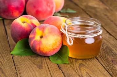 Ahşap arka planda taze şeftali