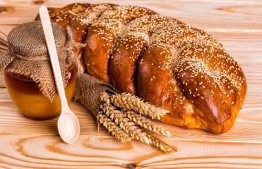 İki bütün taze challah ekmek ile haşhaş ve susam ve ho