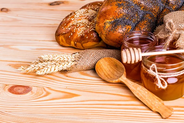 İki bütün taze challah ekmek ile haşhaş ve susam ve ho