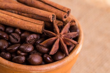 kahve kahve çekirdekleri ve tarçın