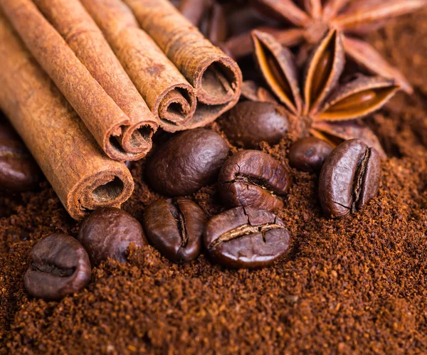 Close-up van koffiebonen op stapel van gebrande koffie. Koffiebonen — Stockfoto