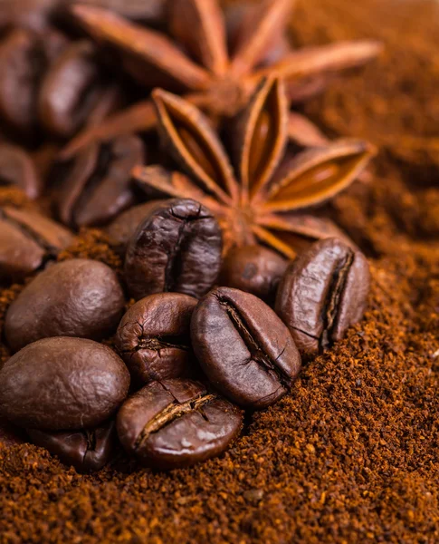 Close-up van koffiebonen op stapel van gebrande koffie. Koffiebonen — Stockfoto