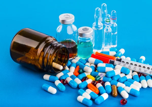 Medicamentos comprimidos e cápsulas em um copo — Fotografia de Stock