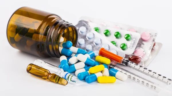 Leki, tabletki i kapsułki w zlewce — Zdjęcie stockowe
