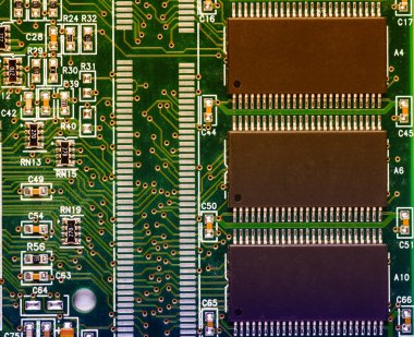 Yazdırılmış yeşil bir bilgisayar devre kartını kapat