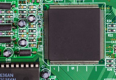 Yazdırılmış yeşil bir bilgisayar devre kartını kapat