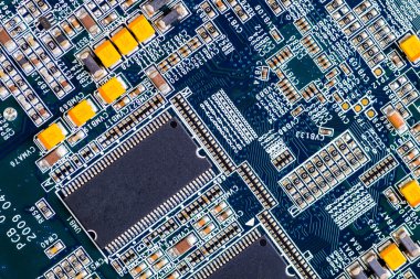 Elektronik devre kartının işlemcili yakın plan görüntüsü