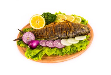 Balık ile limon, maydanoz mutfak tahta üzerinde beyaz bir arka plan üzerinde 