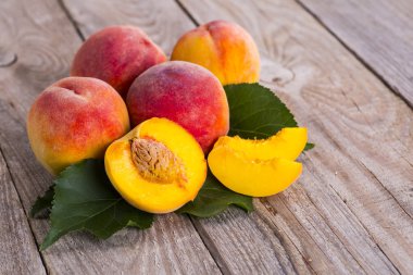 Ahşap arka planda taze şeftali