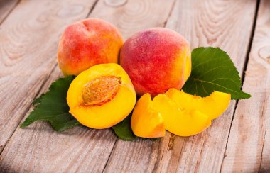 Ahşap arka planda taze şeftali