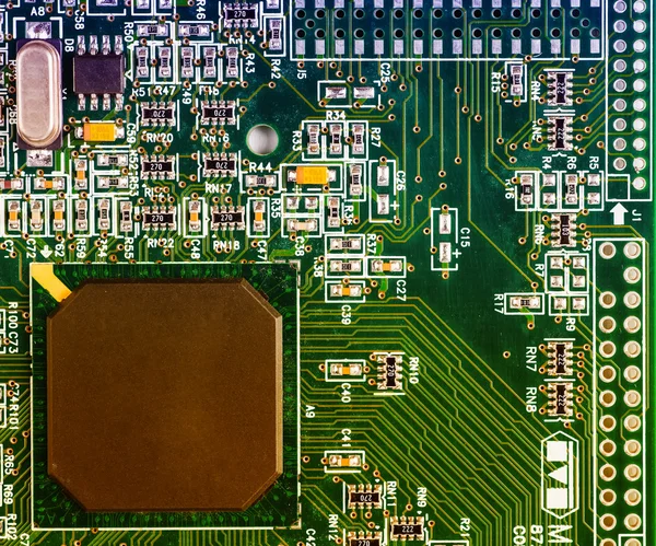 Yazdırılmış yeşil bir bilgisayar devre kartını kapat