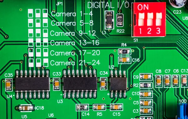 Fechar de uma placa de circuito de computador verde impressa — Fotografia de Stock