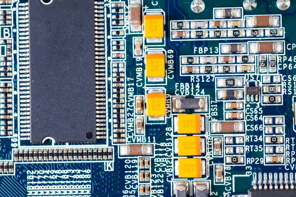 Beyaz arkaplanda ana kart izole edildi.