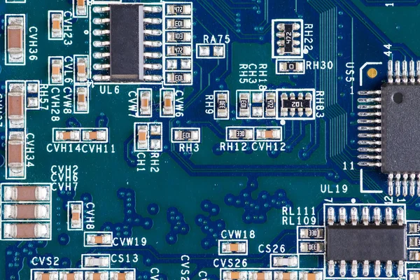 Beyaz arkaplanda ana kart izole edildi.