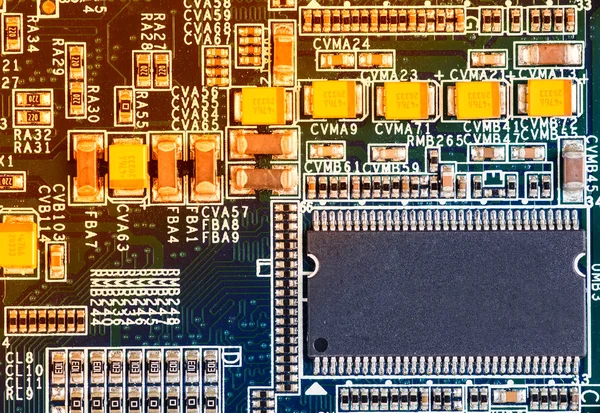 Placa madre de computadora impresa con microcircuito, primer plano —  Fotos de Stock