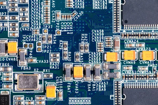 Beyaz arkaplanda ana kart izole edildi.