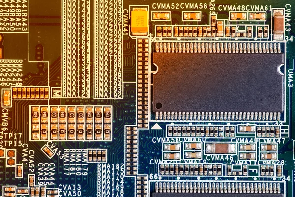 Placa madre de computadora impresa con microcircuito, primer plano —  Fotos de Stock
