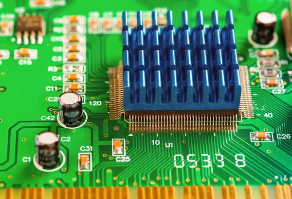 Placa madre de computadora impresa con microcircuito, primer plano —  Fotos de Stock
