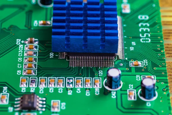 Gros plan de la carte de circuit électronique avec processeur — Photo