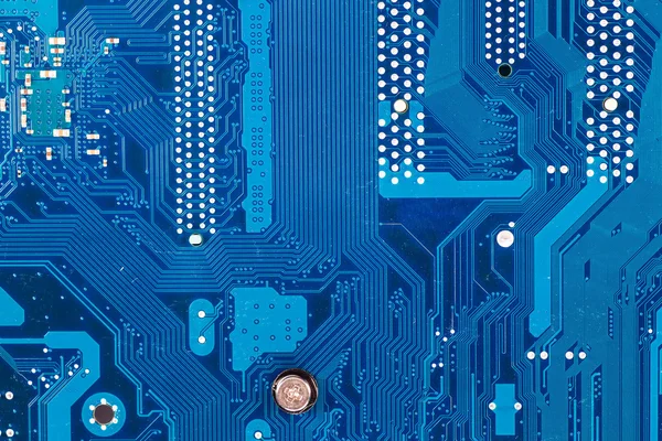 Close-up de placa de circuito eletrônico com processador backgro azul — Fotografia de Stock