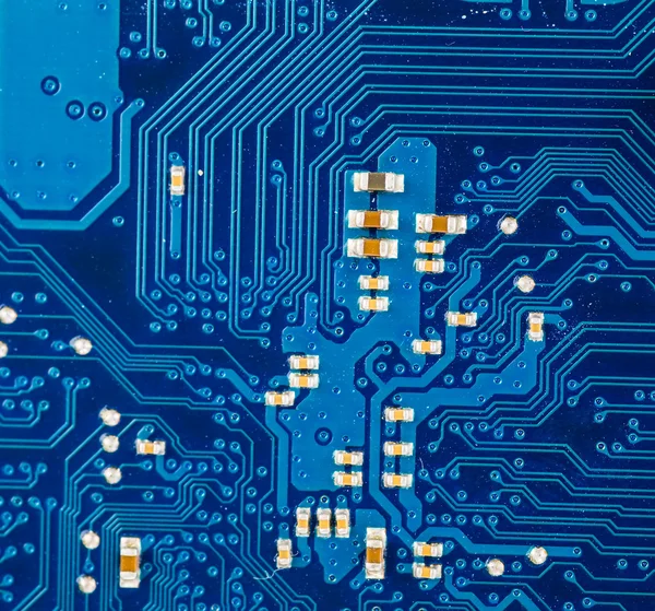 Gros plan de la carte de circuit électronique avec processeur bleu backgro — Photo