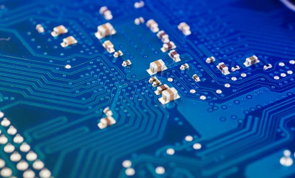 Bilgisayar anakartının mavi devre kartı arka planı