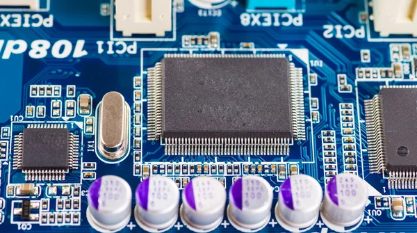 Mavi levhasının arka plan bilgisayar anakart yakın çekim