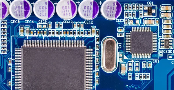 컴퓨터 마더보드의 블루 회로 보드 배경 가까이 — 스톡 사진