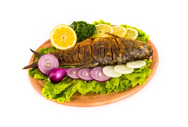 Balık ile limon, maydanoz mutfak tahta üzerinde beyaz bir arka plan üzerinde 