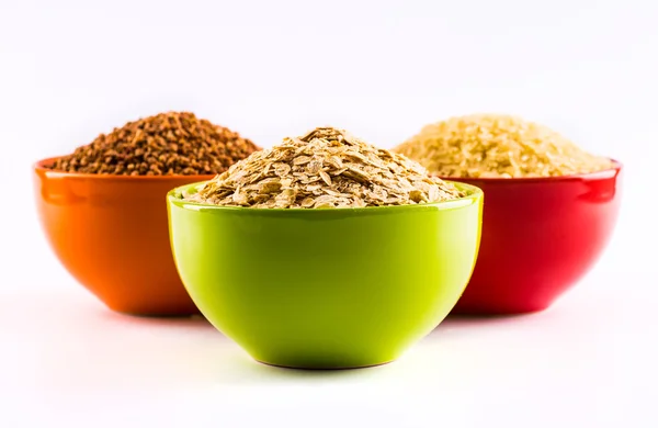 Çok çeşitli renkli levha üzerinde bir WHI gıda tahıl ve tahıl