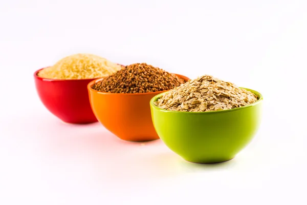 Çok çeşitli renkli levha üzerinde bir WHI gıda tahıl ve tahıl