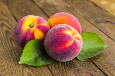 Ahşap arka planda taze şeftali