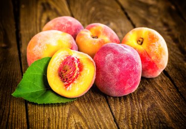 Ahşap arka planda taze şeftali