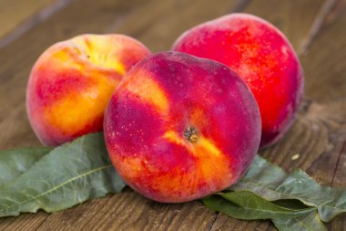 Ahşap arka planda taze şeftali