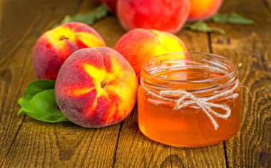 Ahşap arka plan üzerinde şeftali reçeli