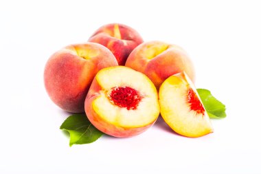 Şeftali. Beyaz arkaplanda izole edilmiş dilimli meyve