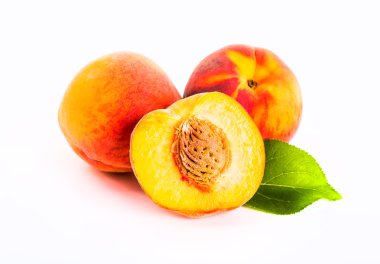 Şeftali. Beyaz arkaplanda izole edilmiş dilimli meyve