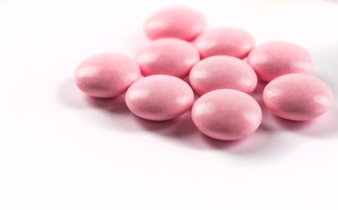 Çeşitli soğuk reçeteli şişeler ve bir wh izole bir şırınga