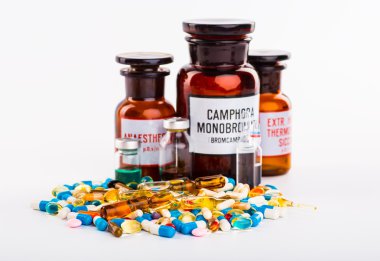 Hapları şişeye, şişeleri ve tüpler whit ilaçları ile